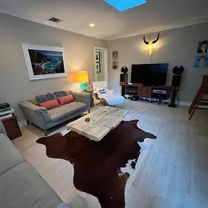 https://villa-chic-venice-beach-bungalow-steps-from-the-canals-beach.topanaheimhotels.com